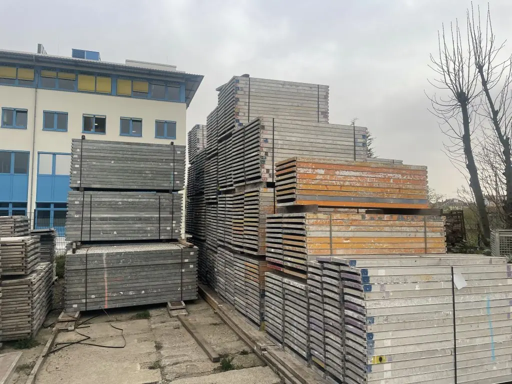 Angekauftes Gerüstmaterial im Lager Leipzig