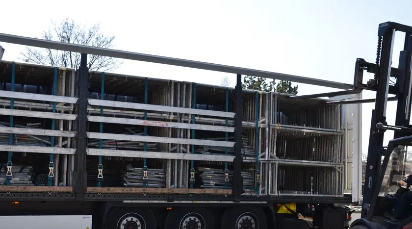 Lkw mit gebrauchtem Gerüst wird für die Lieferung beladen