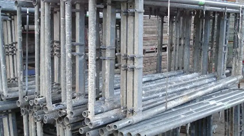 Gebrauchte Vertikalrahmen mit Holzbelägen, als Paket zusammengestellt