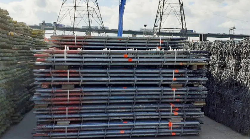 Gebrauchte Vertikalstiele eines Modulgerüsts in Stapelgestellen