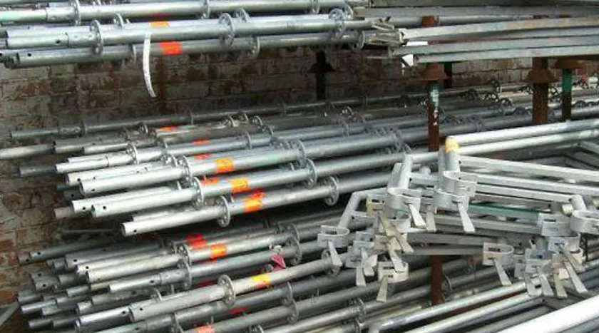 Vertikalstiele und Riegel eines Modulgerüsts für Raumgerüste