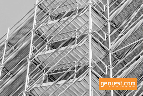 Mit einer in die Peri-UP-Easy-Gerüstlösung integrierten, gleichläufigen Gerüsttreppe gelangen Arbeiter komfortabel und sicher zu den Arbeitsebenen.